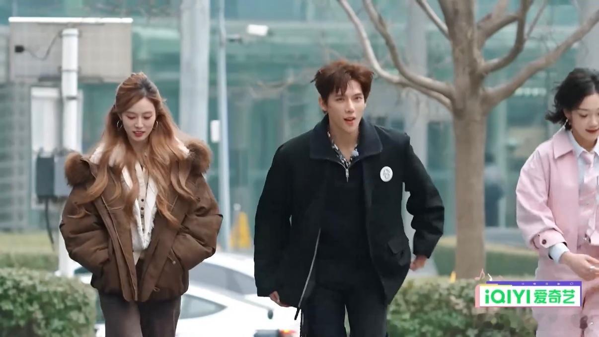 徐艺洋这是掉进黄子韬窝了吗对于徐艺洋来说也是没招了，怎么也想不到来《超燃青春的合