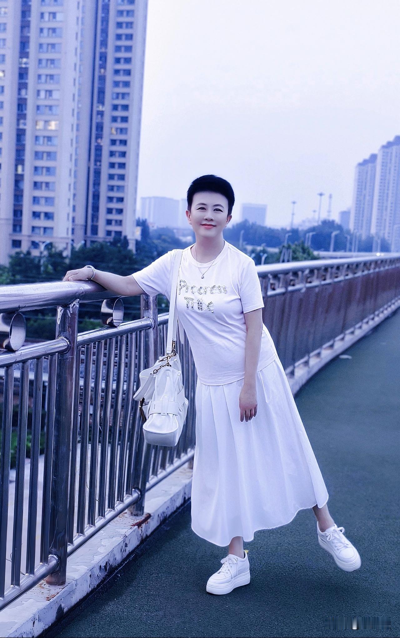 趁着傍晚没那么热，出来透透气。夏日的晚风虽然带着热气，但看着晚霞心情很好。