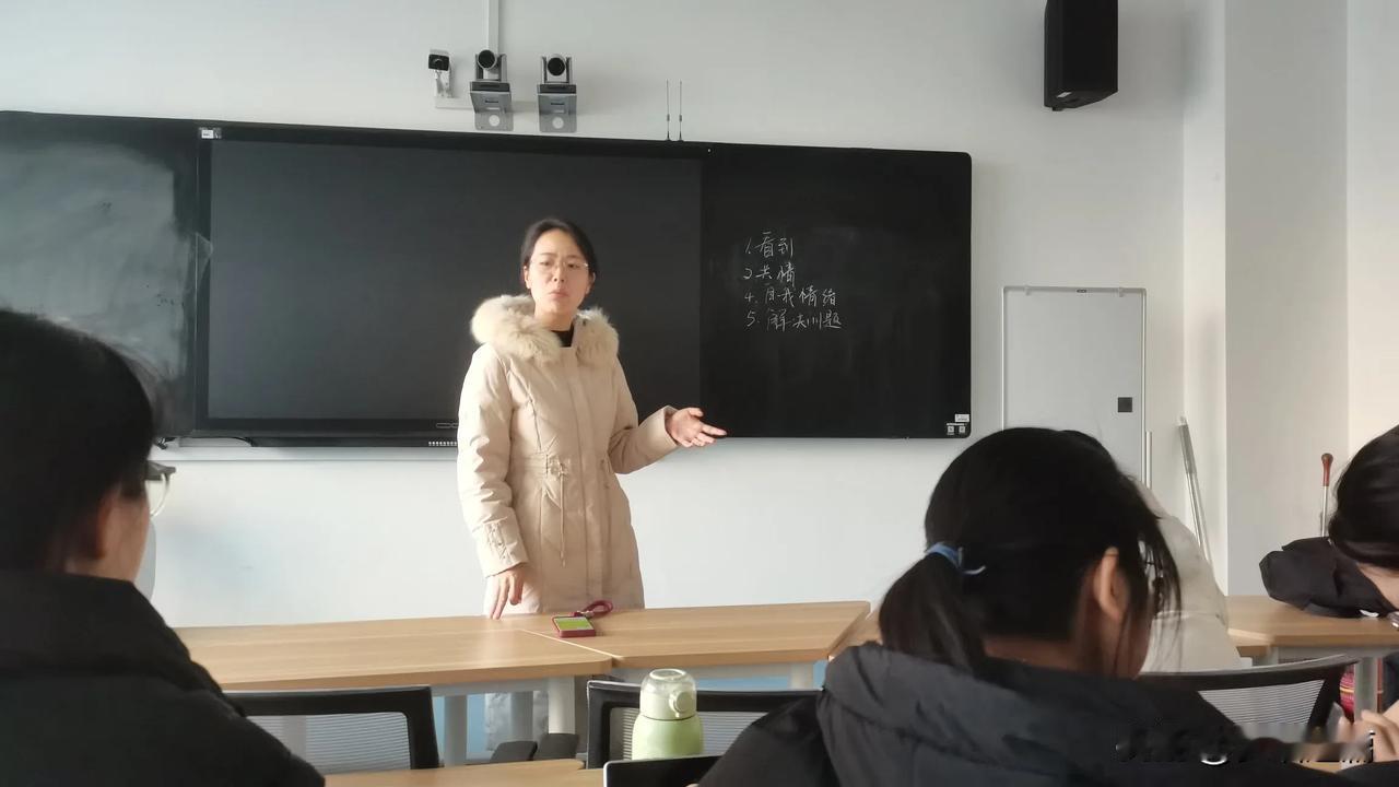 “江海之所以能为百谷王者，以其善下之，故能为百谷王。”虚荣的人，大多虚张声势；厉