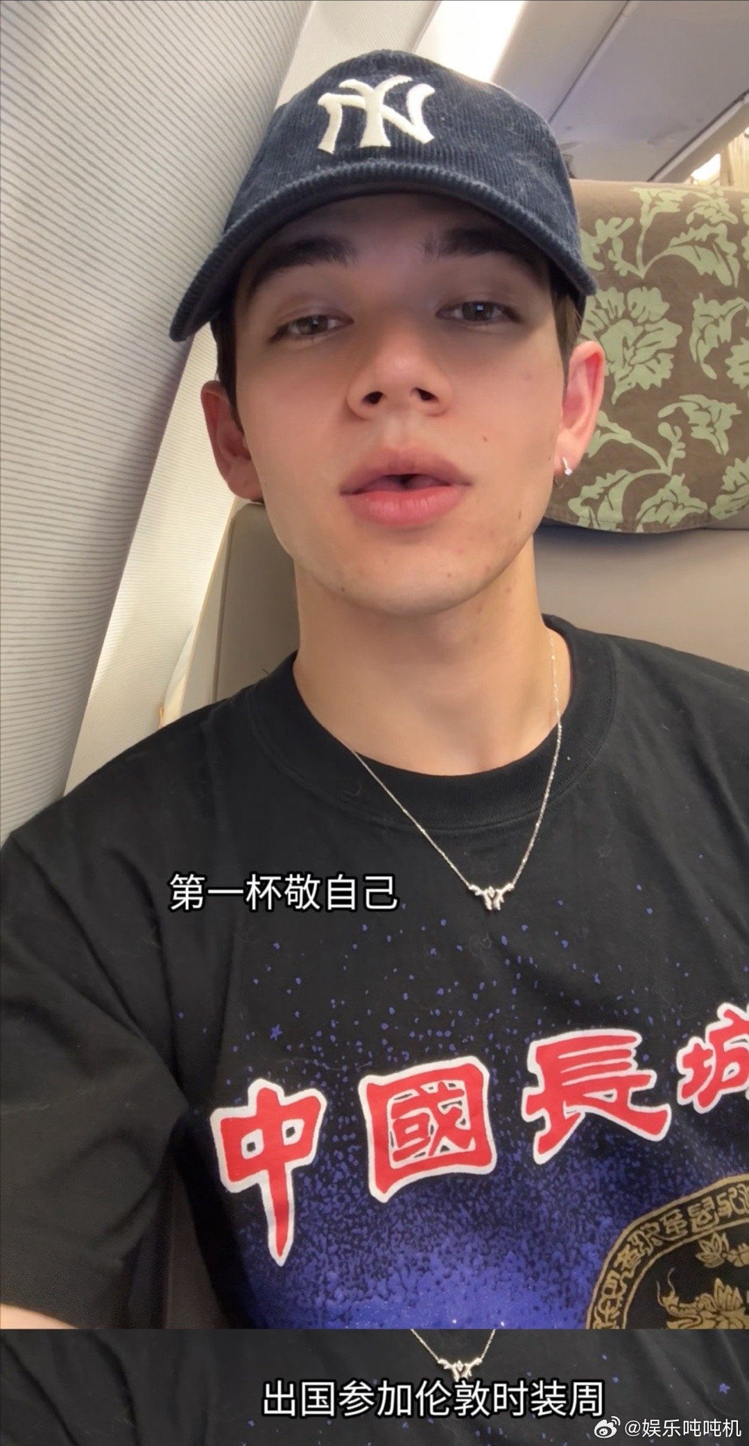 庆怜时装周天崩开局 看庆怜这趟时装周之旅，真的像看一部搞笑喜剧，没电的充电宝、没