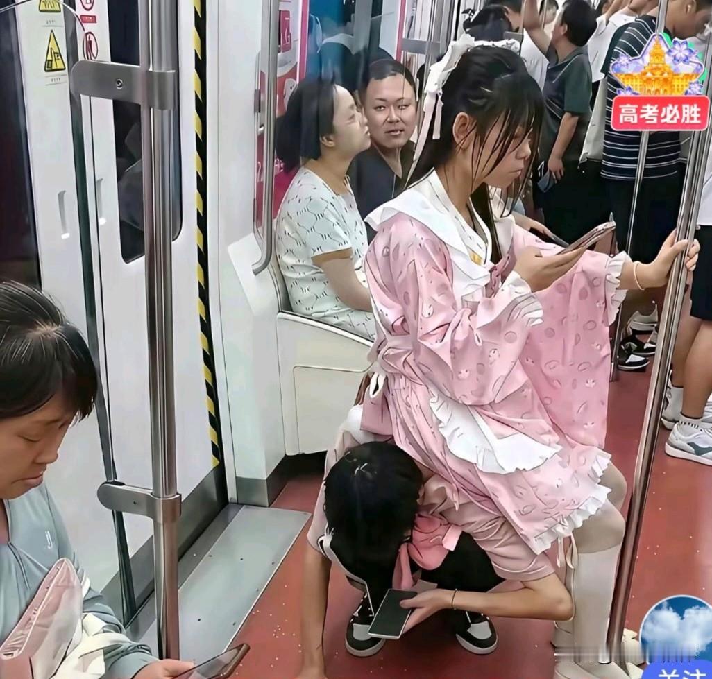 现在变成女尊男卑了吗？地铁这一幕，看得让人浑身发毛！
 
刚刚刷到地铁这张照片，