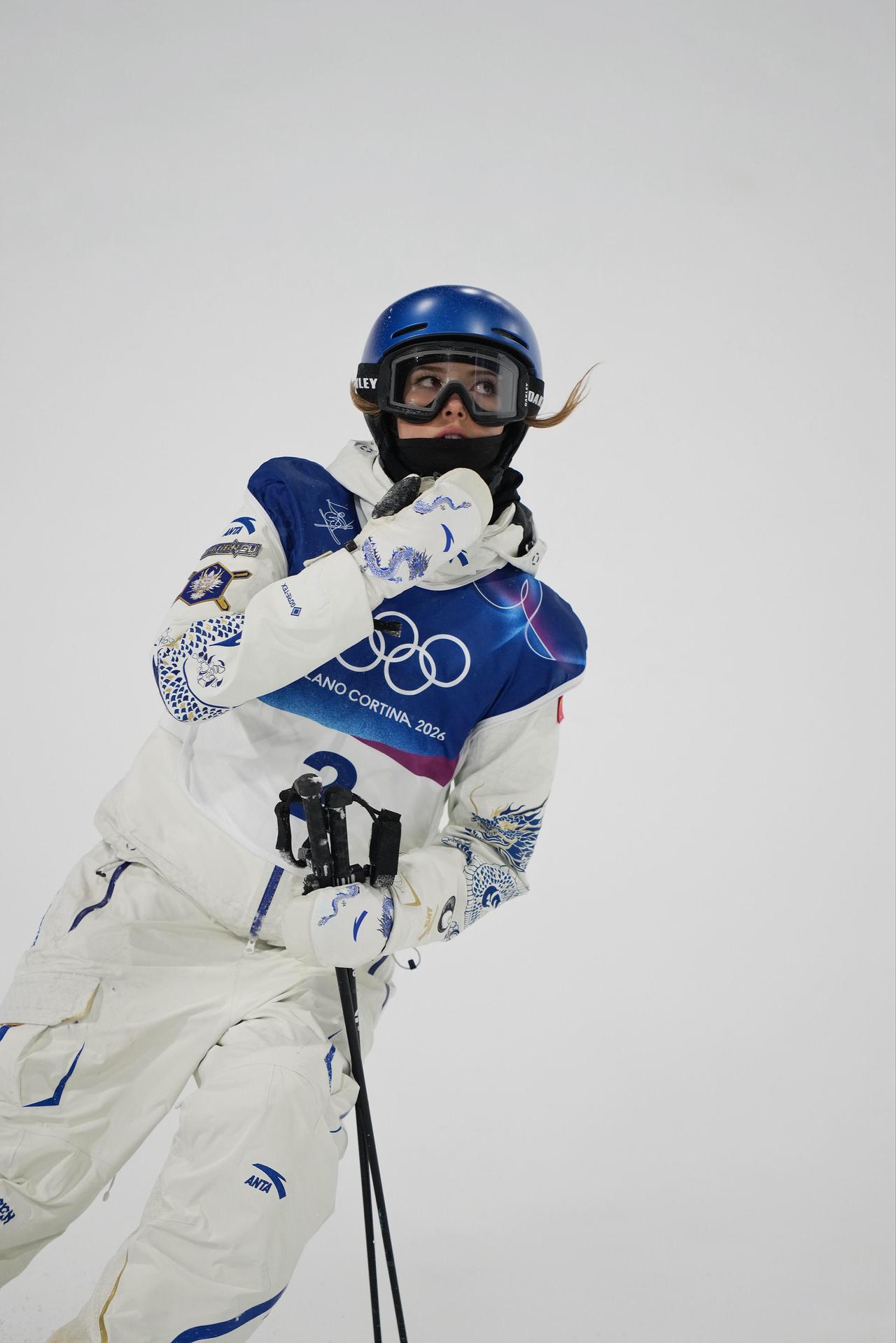 一个国家的副总统，亲自下场对着镜头，点名指责一位22岁的女孩“忘恩负义”“吃里扒