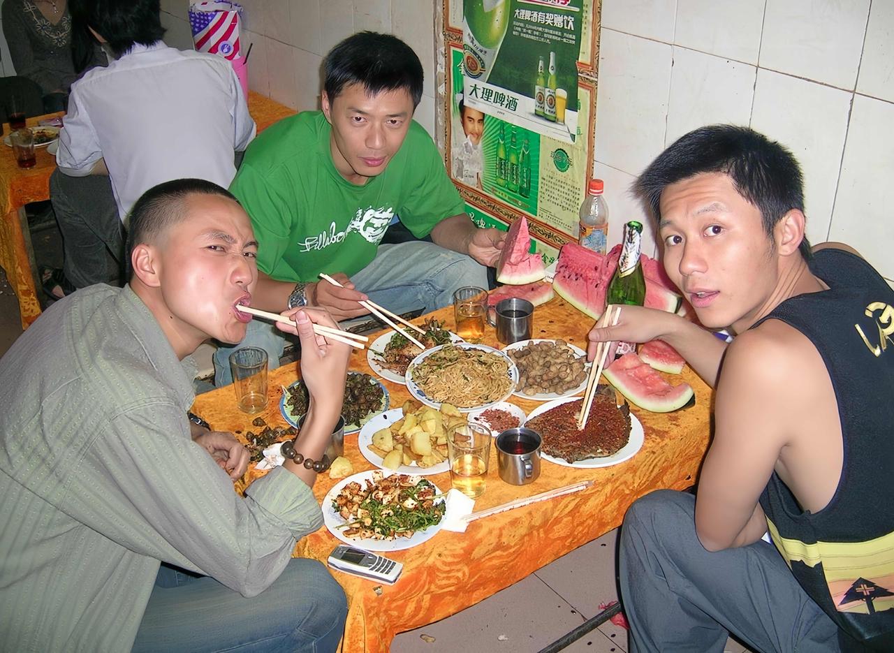 段奕宏、李晨昔日合影，那是在云南昆明拍摄《士兵突击》的时候，几个人经常一起去小馆