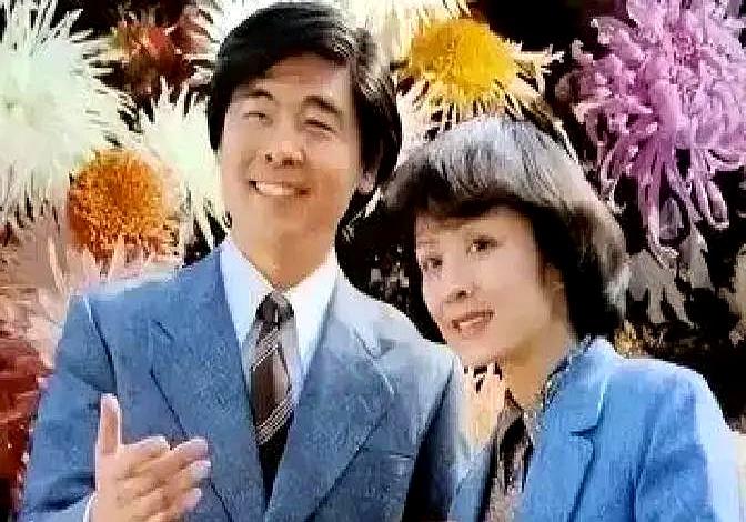 1982年，“歌唱家”王洁实，谢莉斯在外地演出，休息时。
 

王洁实还跟人开玩