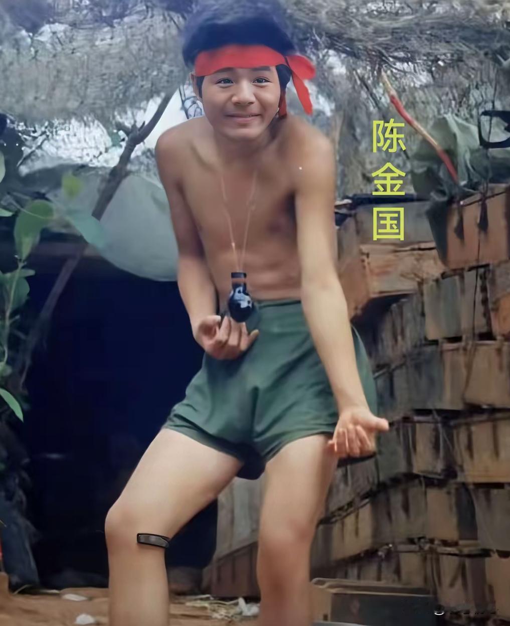 17岁红绸少年血战老山！脖挂光荣弹死守阵地，这才是真正的青春模样
 
这位头绷红