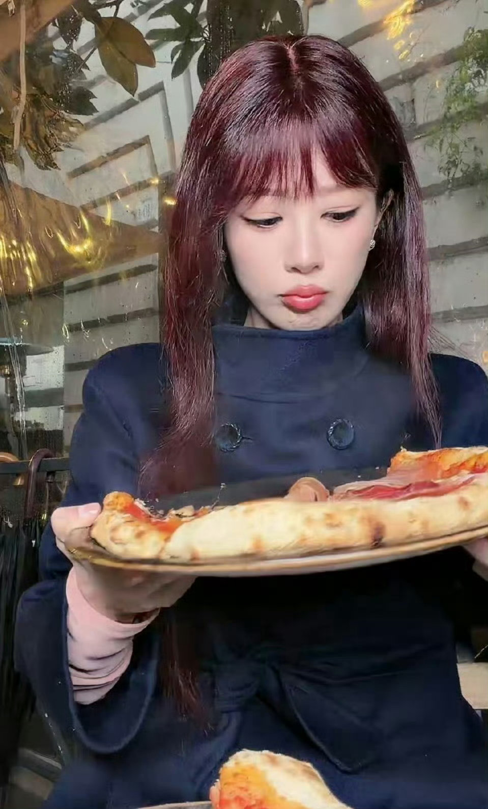 杨紫吃播让粉丝先吃 杨紫街头吃播好一场深夜的罗马街头吃播！！！杨紫还让粉丝先吃太