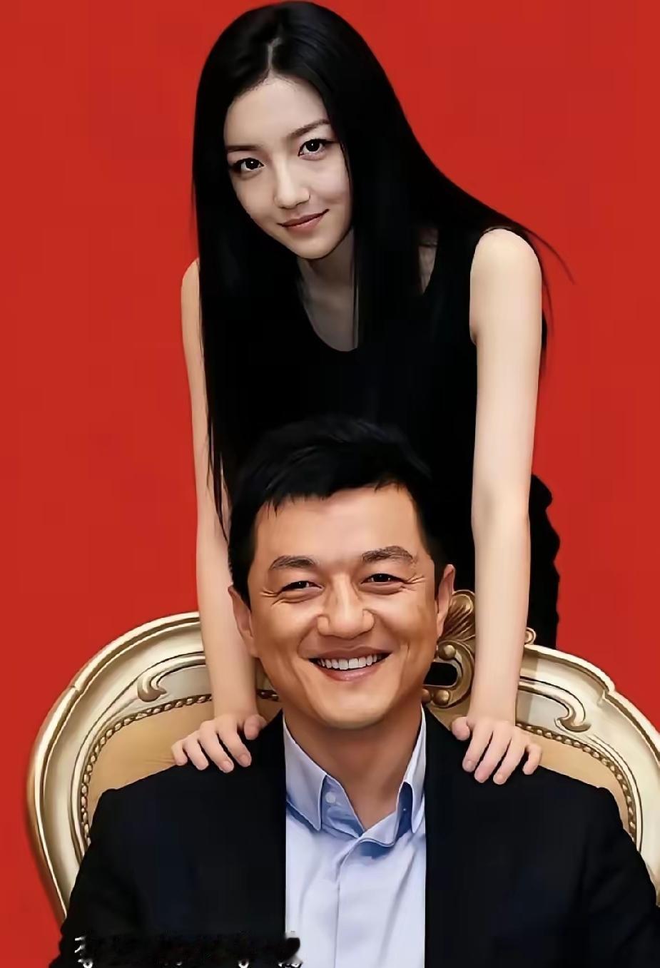 不得不服王菲的基因啊！19岁李嫣脸蛋完美复刻李亚鹏，可那股子清冷松弛劲儿，哪点像