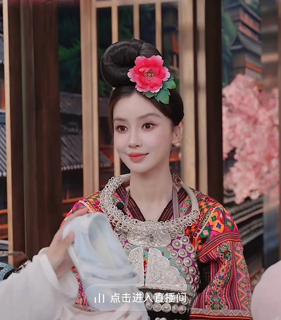 明星的工作是好做，baby在啵啵间只需要等俩眼睛当吉祥🪆嘛 