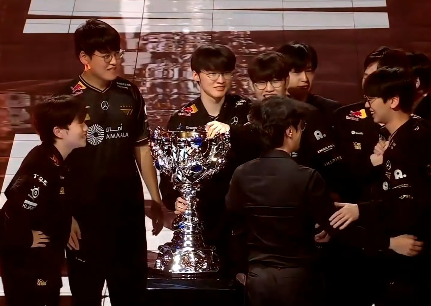 Faker身边的人换了一批又一批但是他却传奇永不熄！！！恭喜T1！！！T1三连冠