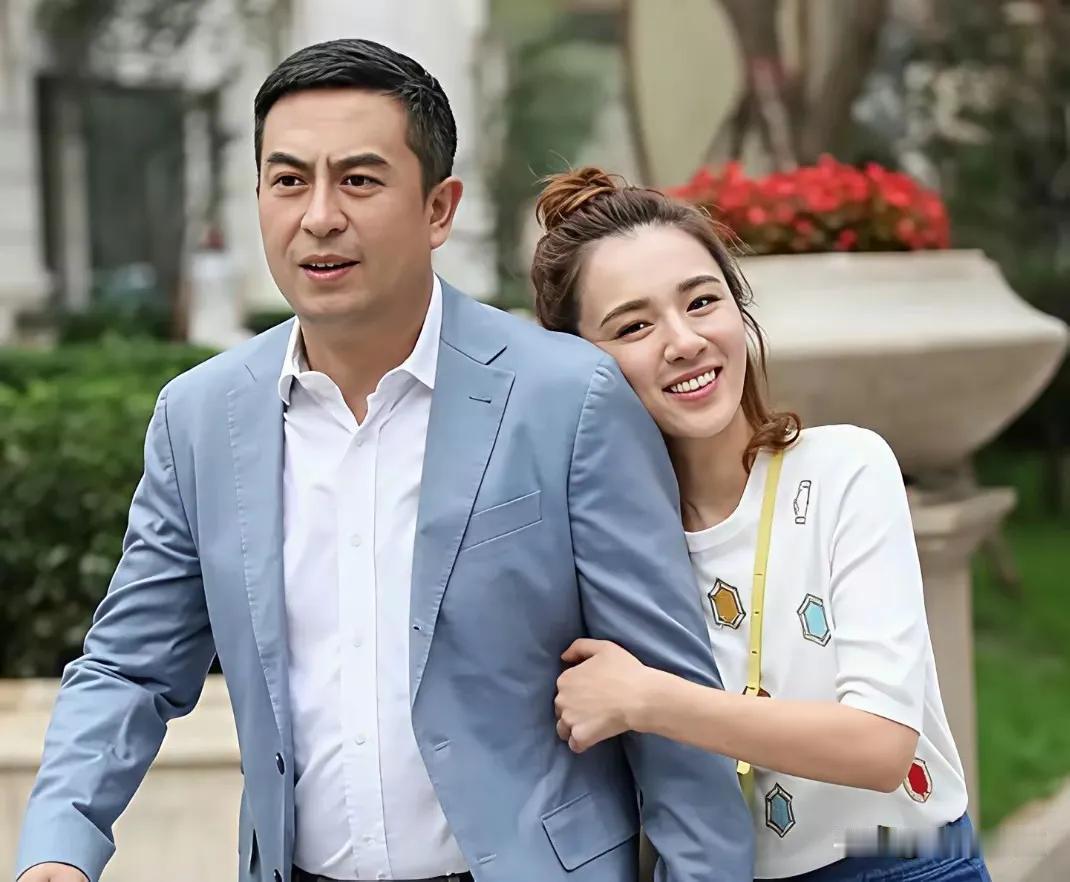 张嘉译新戏又选了王晓晨，主要还是两个人年龄差太多，大家看着有点意思。
再一个王晓