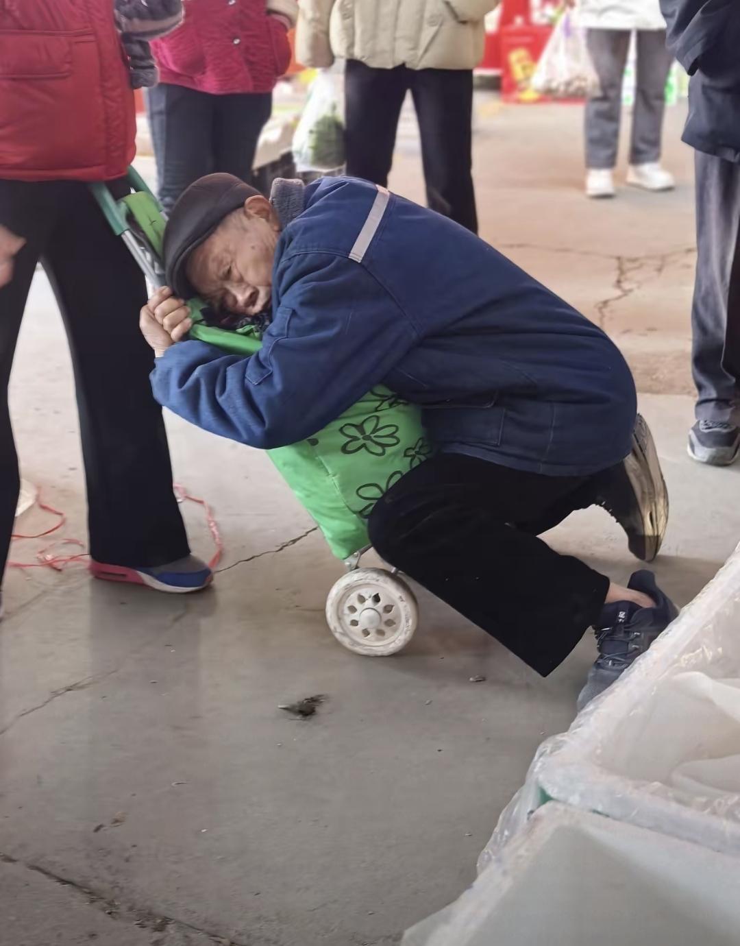 今天早上去菜市场买菜，刚走到西门口就听见闹哄哄的。一老头子不知道为啥扑上去抱住个