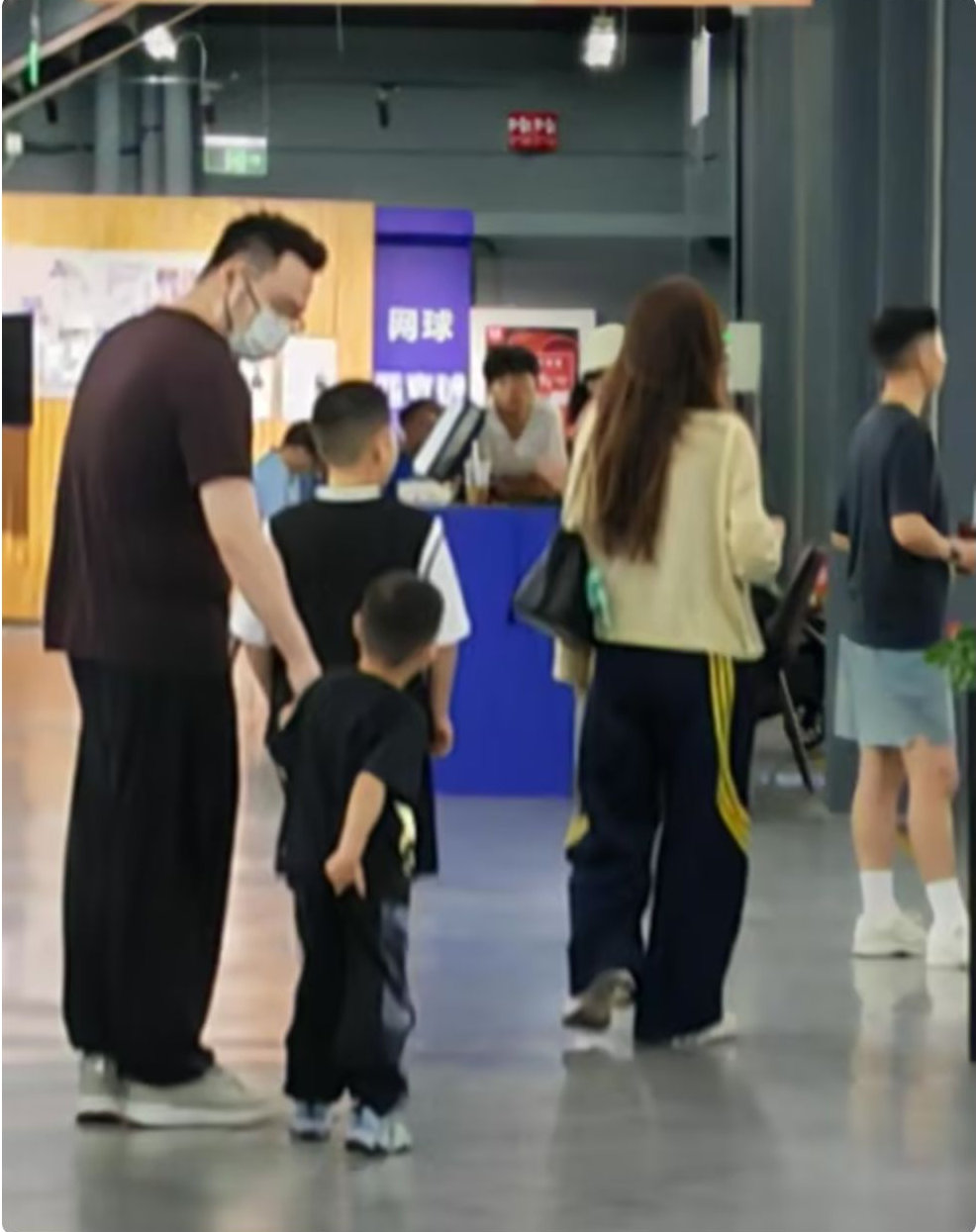 偶遇宋丹丹儿子一家，俩孙子太招人稀罕，巴图本人不胖还有点小帅 