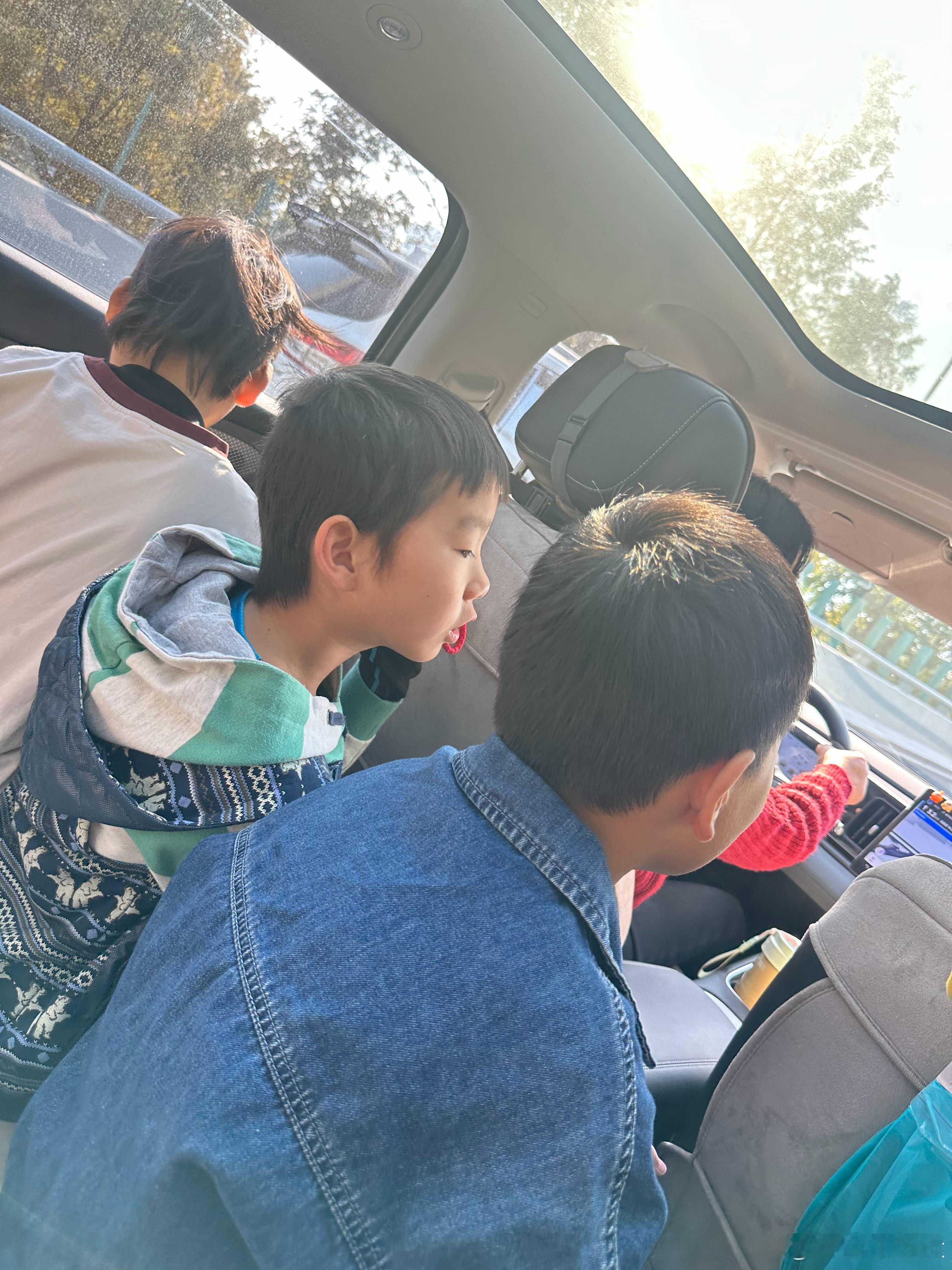 周末天气好适合户外活动 约几个同学一起玩耍小朋友有伴妈妈们晒晒太阳聊聊八卦刷刷手