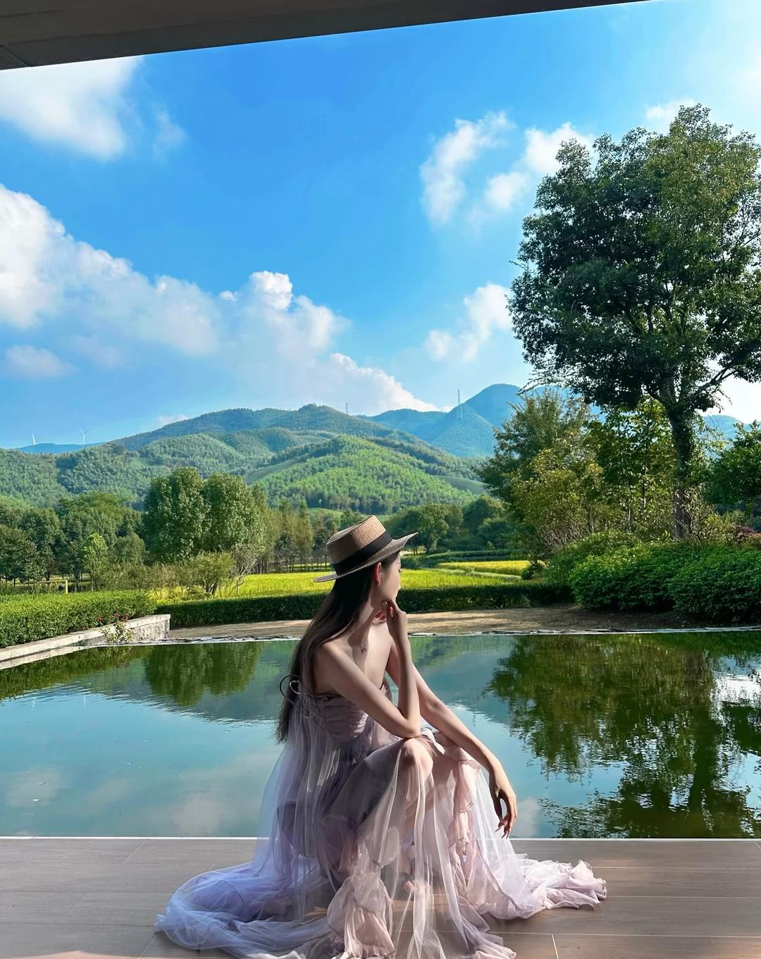 在湖畔轻抚时光，享受宁静与美好。