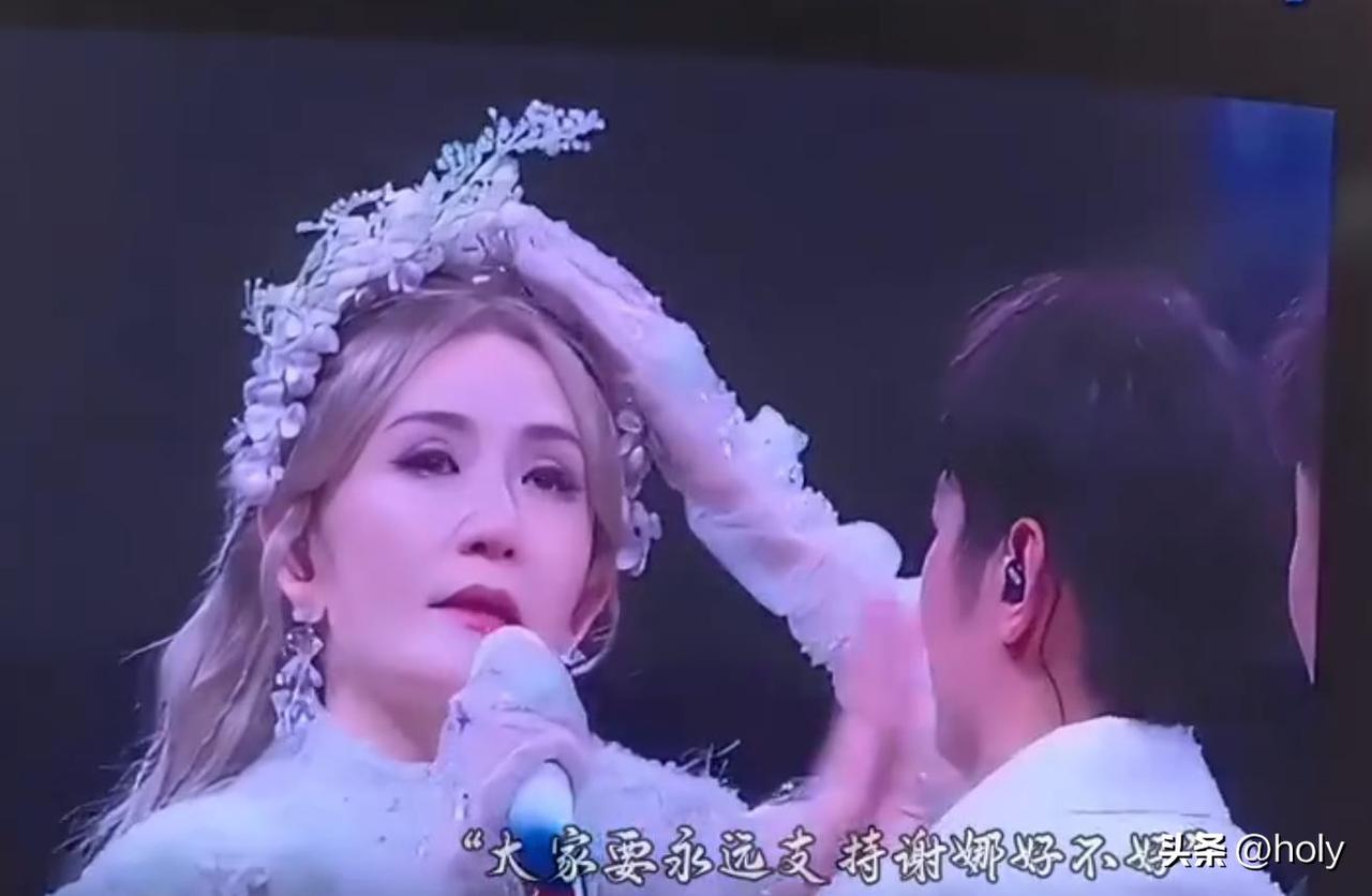 张杰谢娜演唱会超时被提醒，全场愣住，何炅一句话破防了。
那天谢娜唱到忘我，台下观