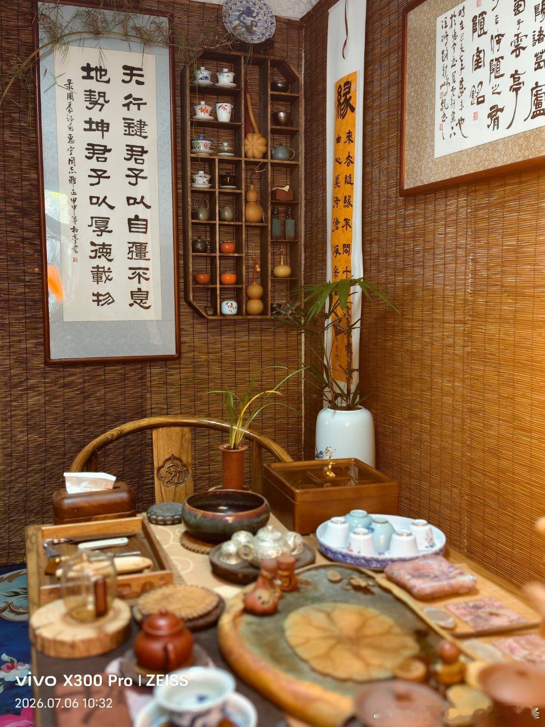 喜欢喝茶的人，大多也喜欢安静。他们喜欢让时间慢一点，喜欢让脚步慢一点，也喜欢让心