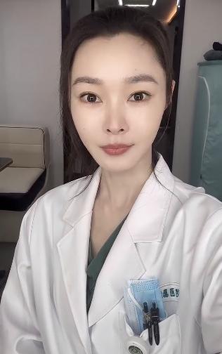宋轶不愧是湖北人啊！

这么早就穿上秋裤了！

在九月的第一天，宋轶发了一个视频