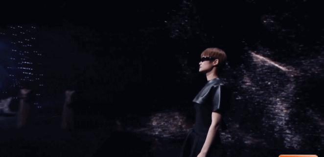 李冰冰身边那个女人，才是真正让资本低头的人。
微博之夜，她第一次从幕后走到台前，