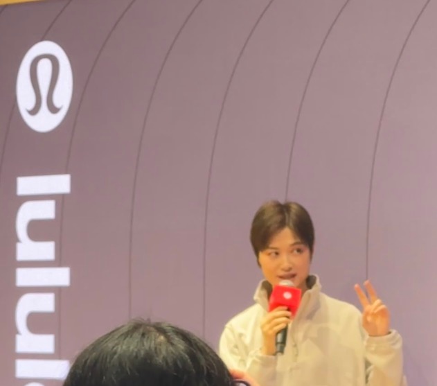 “解锁四叶草很开心”，李宇春首次亮相进博会，粉丝让品牌赶紧上同款衣服链接