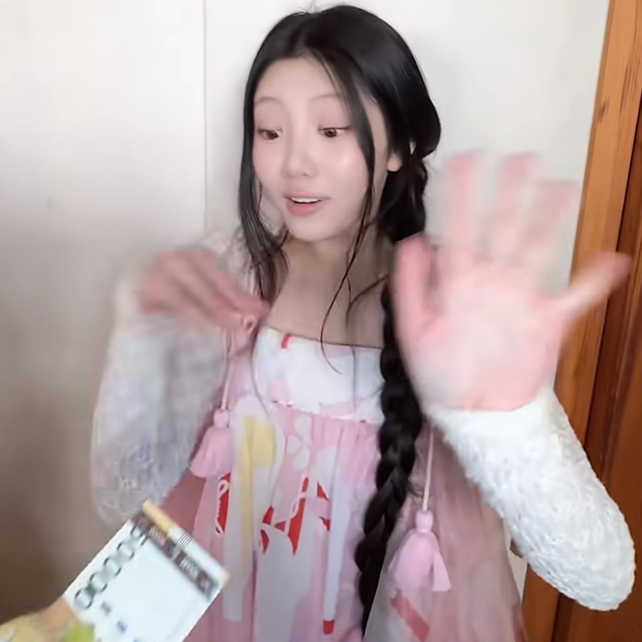 正月初六，根据我们这边的习俗，适宜赶穷鬼，赶穷鬼也叫“送穷”，送的是“五穷”也叫