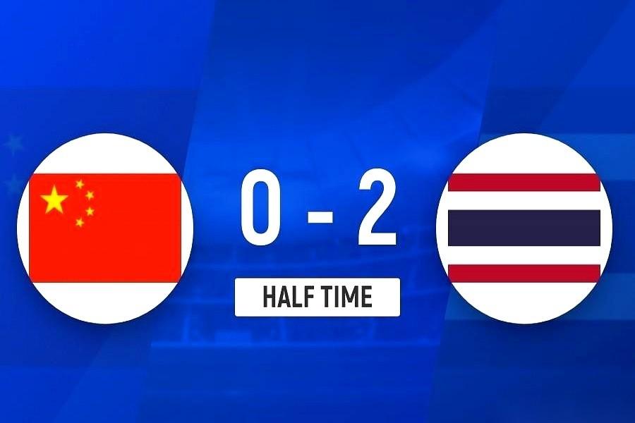 半场0比2，输泰国。
我恍惚了一下，上个月拿亚洲杯亚军的，不是这帮小伙子吗？奖杯