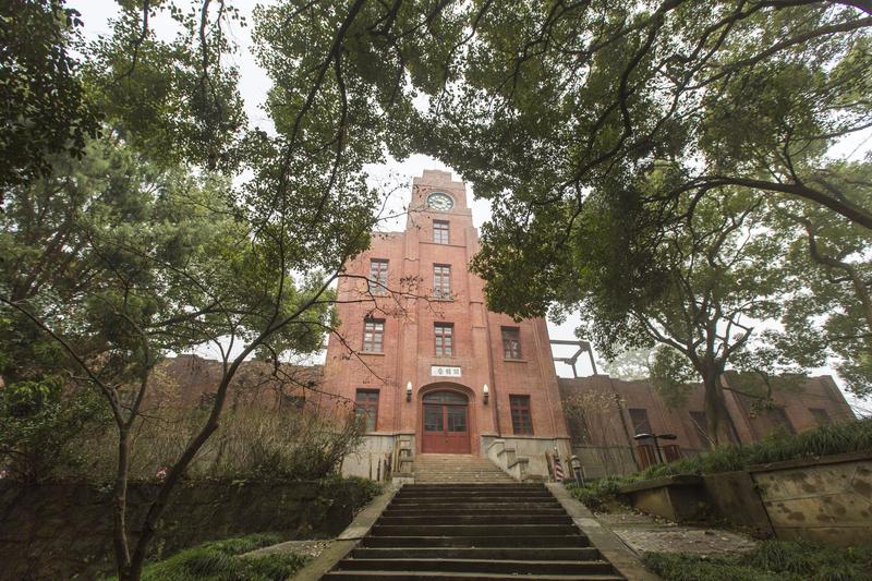 有个浙大女生，带了黑人男友回家，结果父母当场就变了脸色，直接把他俩轰出了门。
