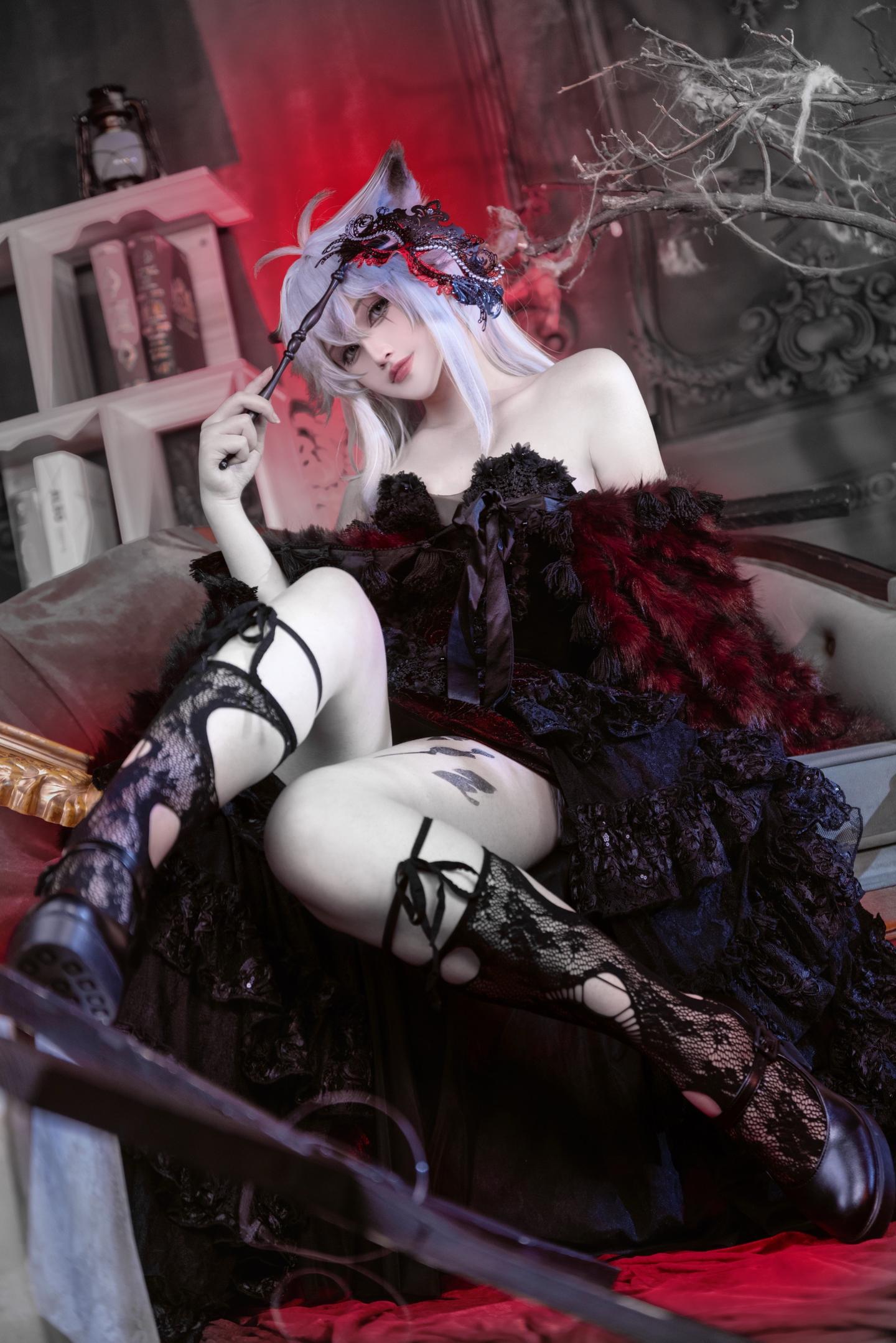 “面具，束腰还有漆黑十字。 好在你永远肆意，不必向谁证明你是否清醒”