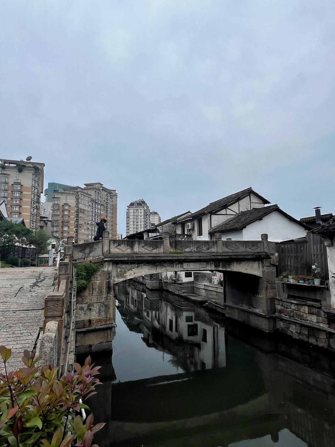 【原创】
浙江绍兴
蕺山街书圣故里，探花桥，题扇桥，墨池，王羲之舍宅为寺的戒珠寺