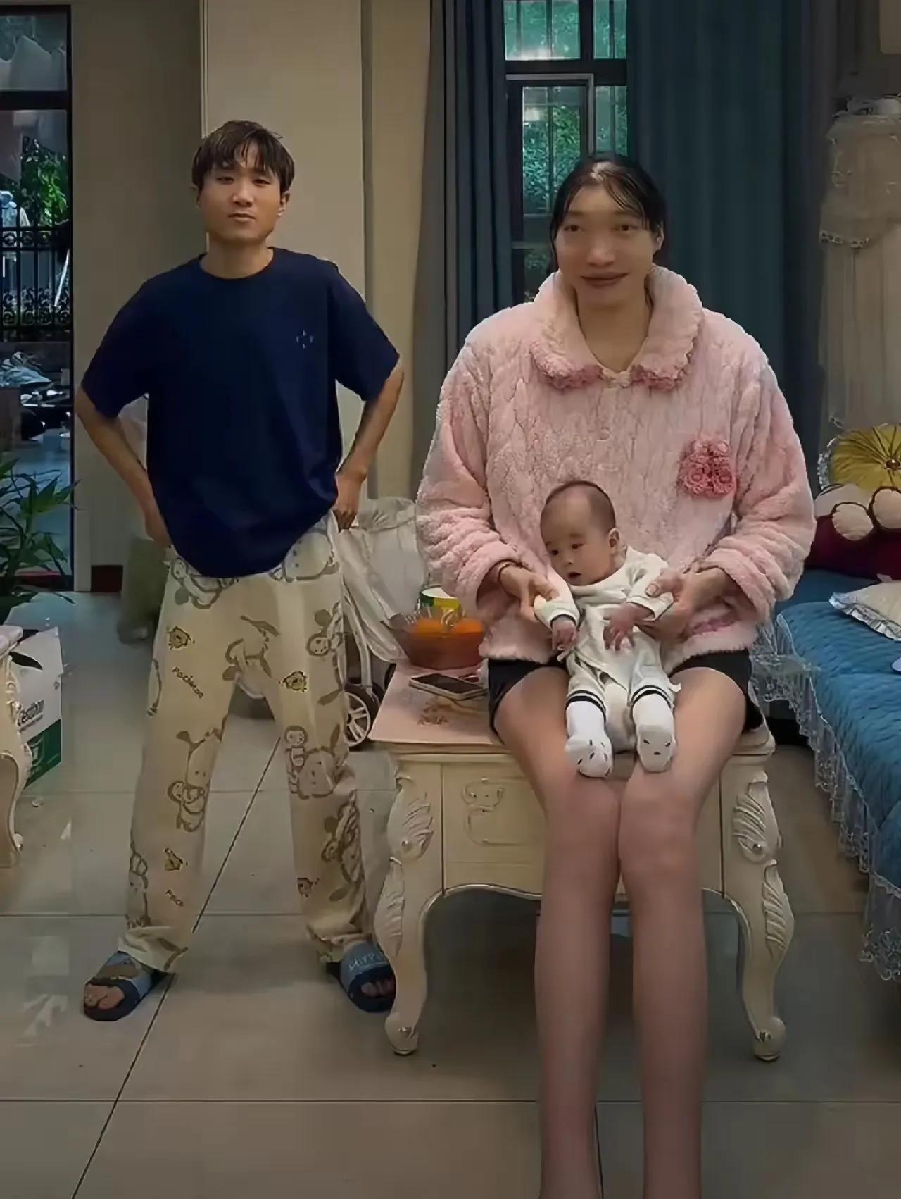 身高2米2的网红小玥永远的离开了，网友最心疼的不是她年仅26岁的短暂生命，而是那