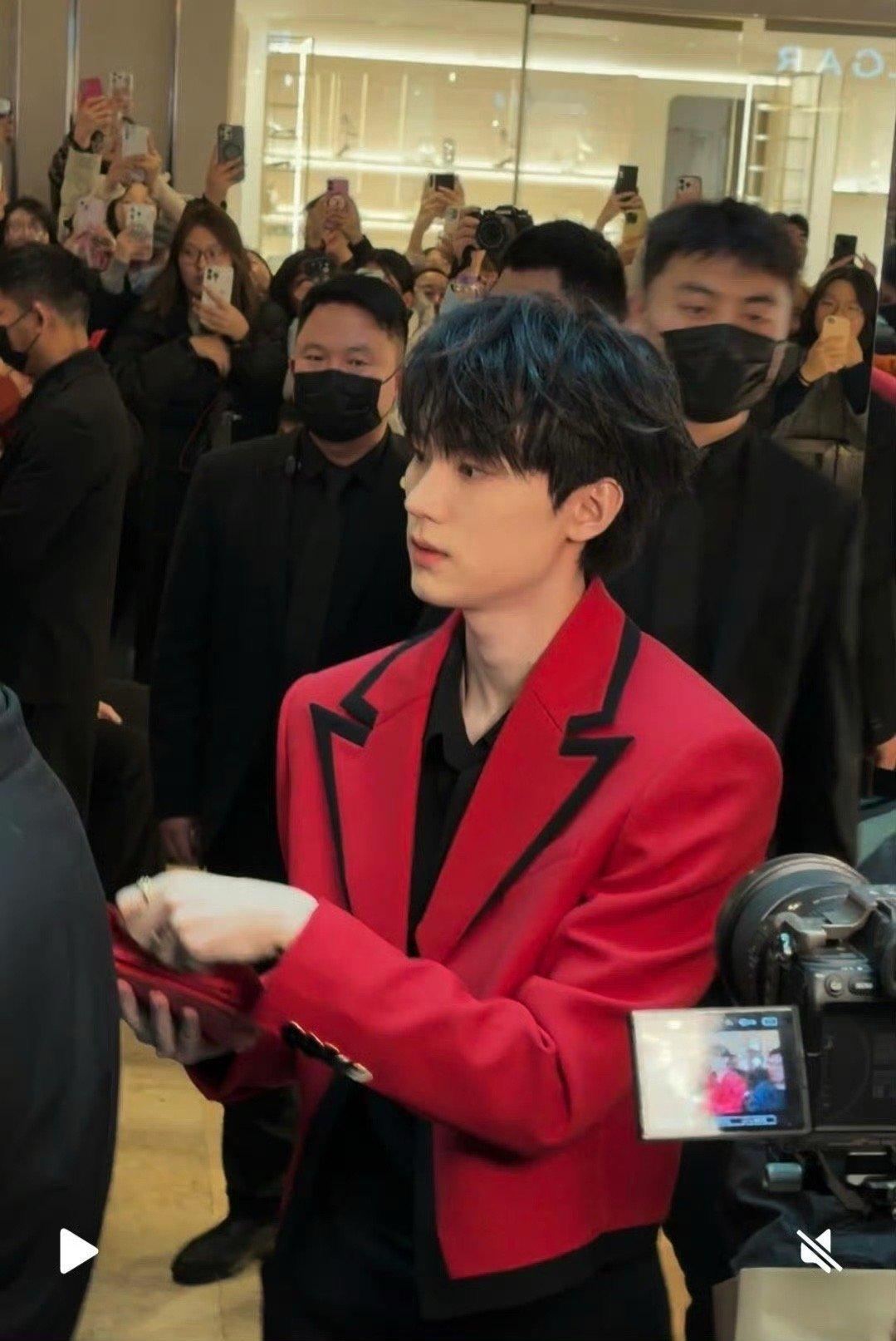 周翊然线下发红包剧宣 谁在南京领到周翊然的红包了！红西装直接拉满过年氛围，红包里