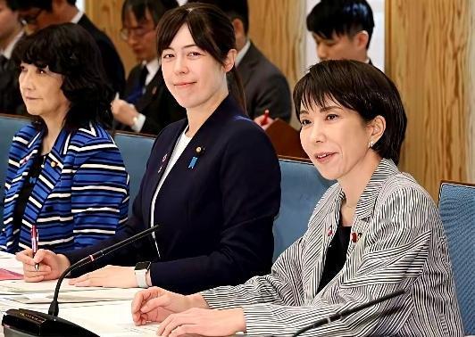 中国对日发布两用物资出口管控，包含稀土等物资，高市面带微笑回应没什么影响，这是故