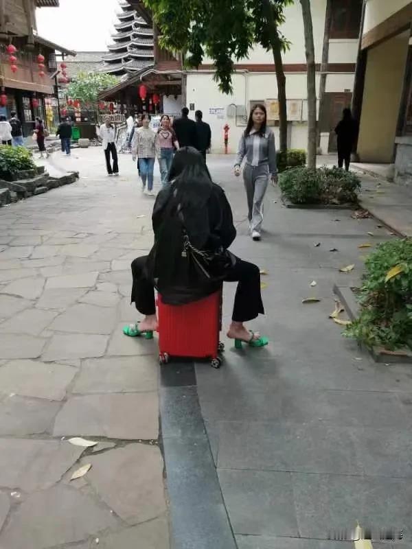 广州气数已尽，东南西北中，发财在广州，巅峰再也回不去了。望着高高在上楼价，掂掂手