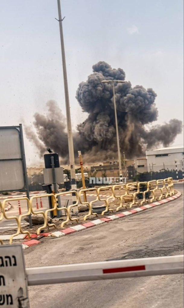 2026年3月25日两枚伊朗弹道导弹直接落入以色列内盖夫沙漠。第一枚击中了罗特姆