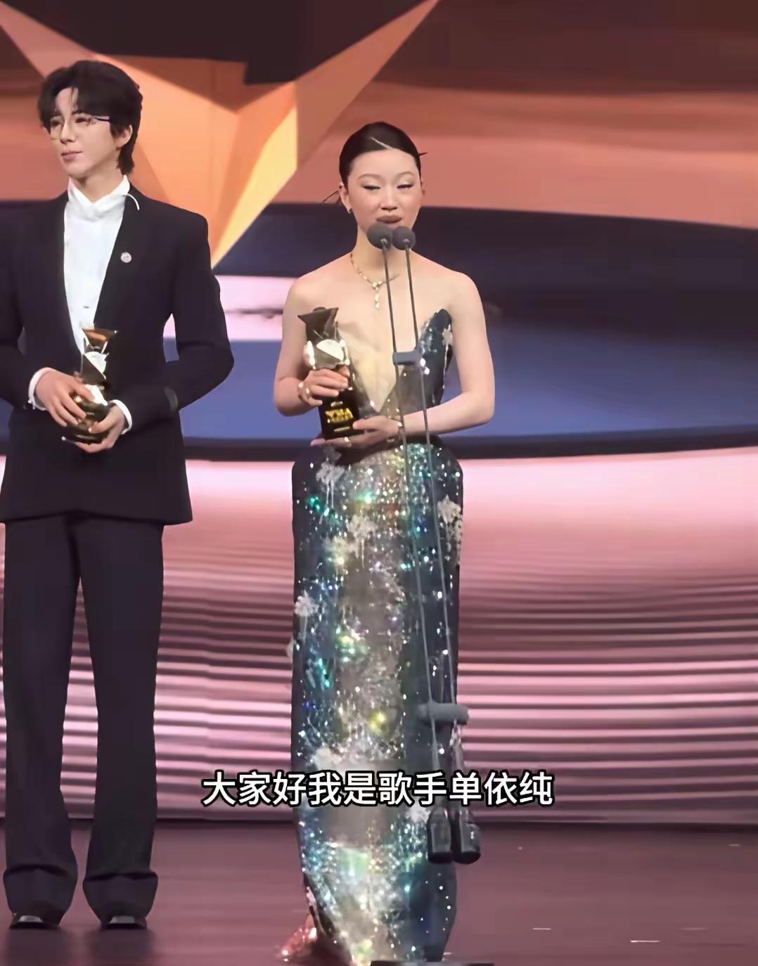 一个人外在形象真的可以变化那么大吗？
好像也就短短六七年时间呢，简直判若两人，不