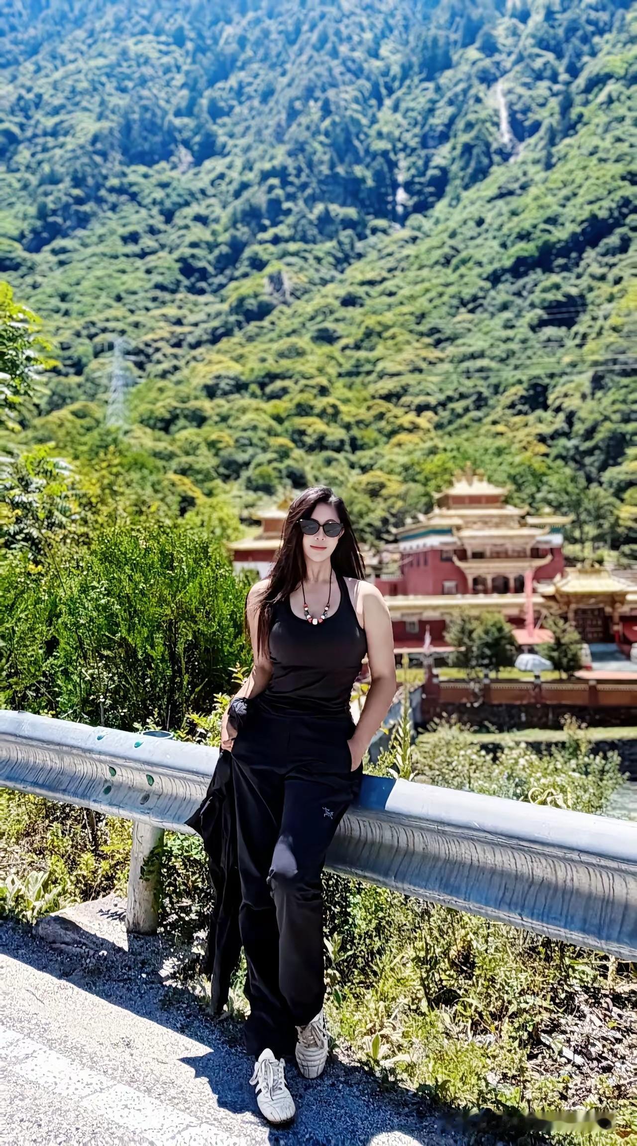 美女在高速路上拍照，这得引发多少交通事故？
