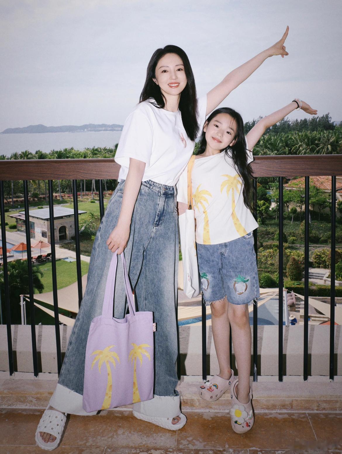 小酒窝反向带妈 小朋友自带满满元气，拖着不爱出门的妈妈逛街拍照，氛围感拉满 