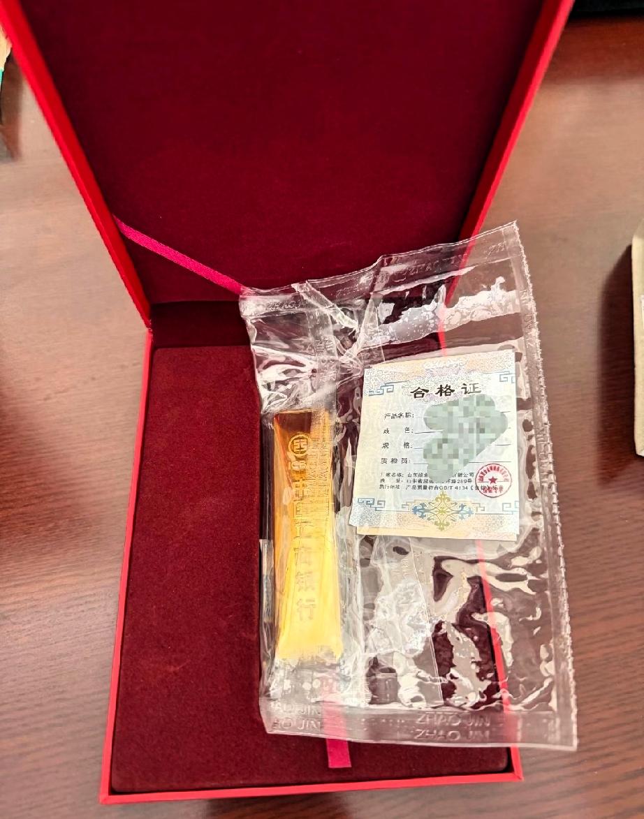 截止7月25日
黄金已经彻底跌失控了，
国际暗金跌到了
881每克，看得我整个人