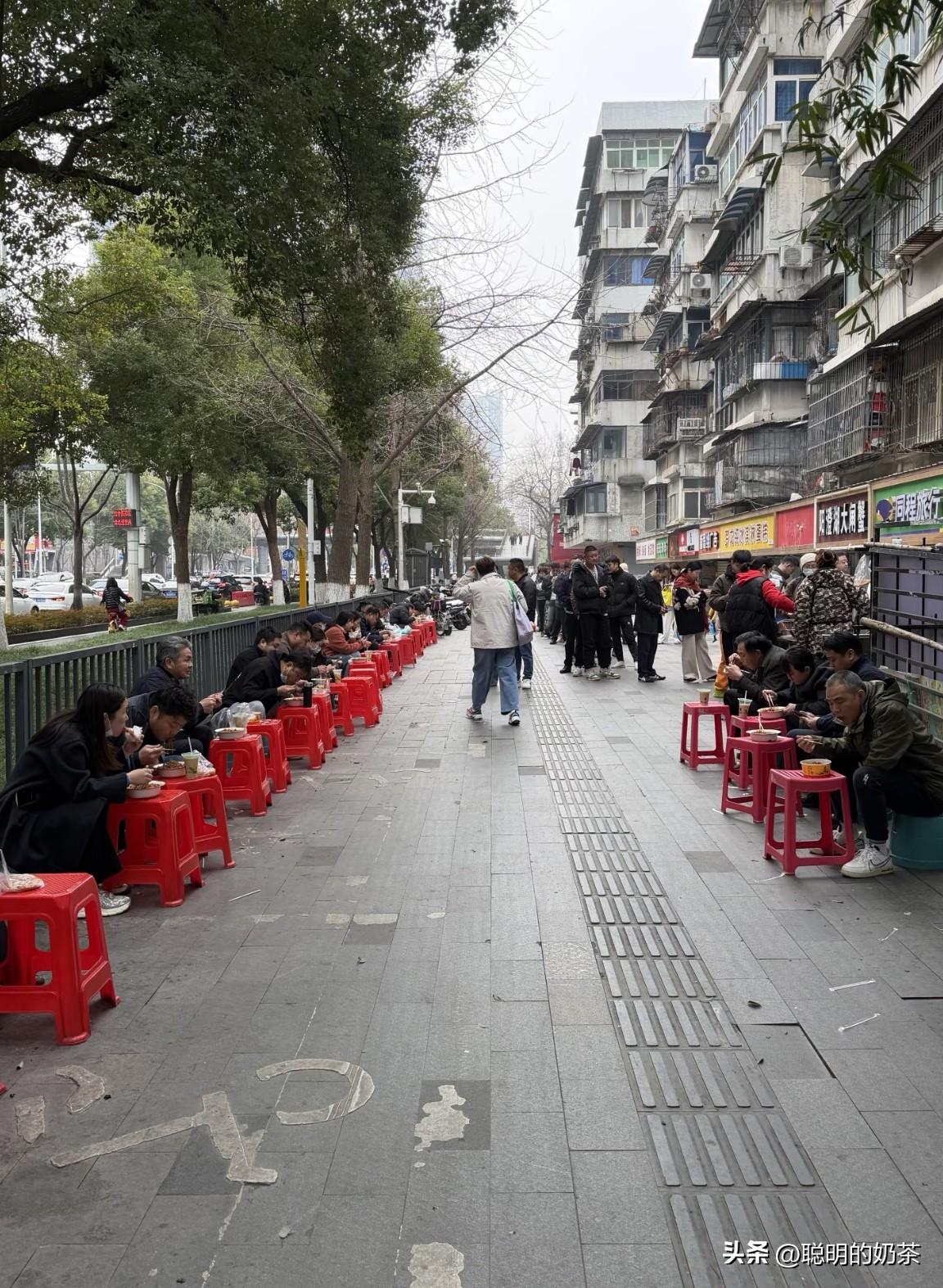 请武汉的朋友出来解释一下，工作日的早上这么多人排队这是在干嘛？连板凳都是一个颜色