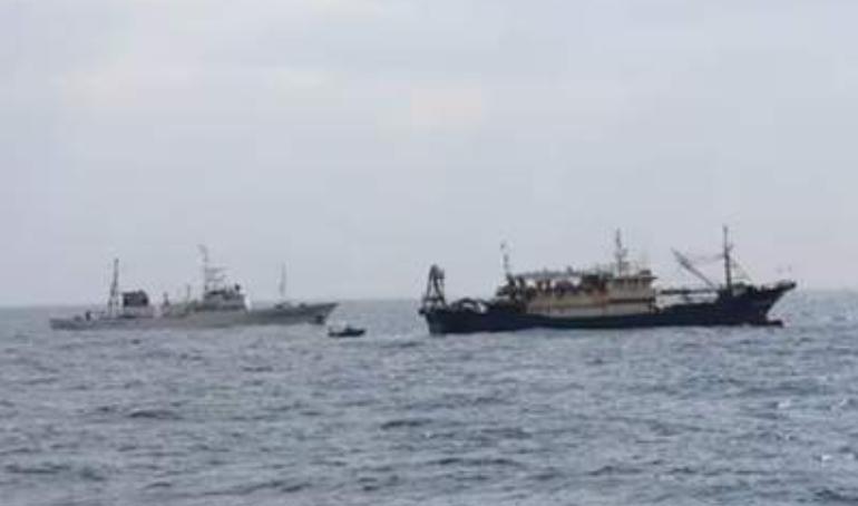 小日本又作妖了！时隔4年，日本当局再次在争议海域扣押中国渔船，还他妈抓了咱们的船