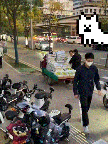 老板的精神状态堪忧啊！
网友：老板还算是个讲究人，临死前豆知道水果不能烂家里。