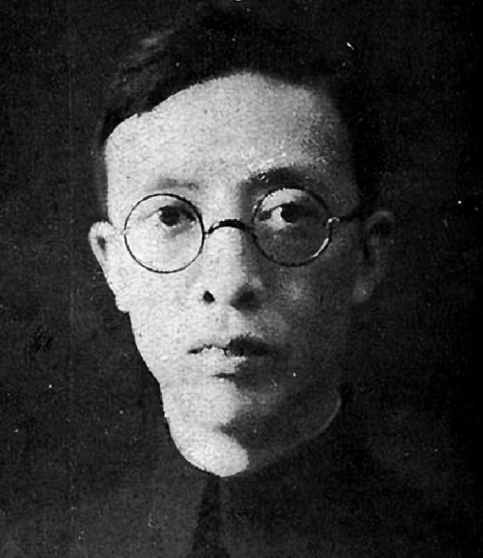 1947年，中统特务头子叶秀峰在看到报纸时，被一则广告吸引：“寻找银老太太！”狡