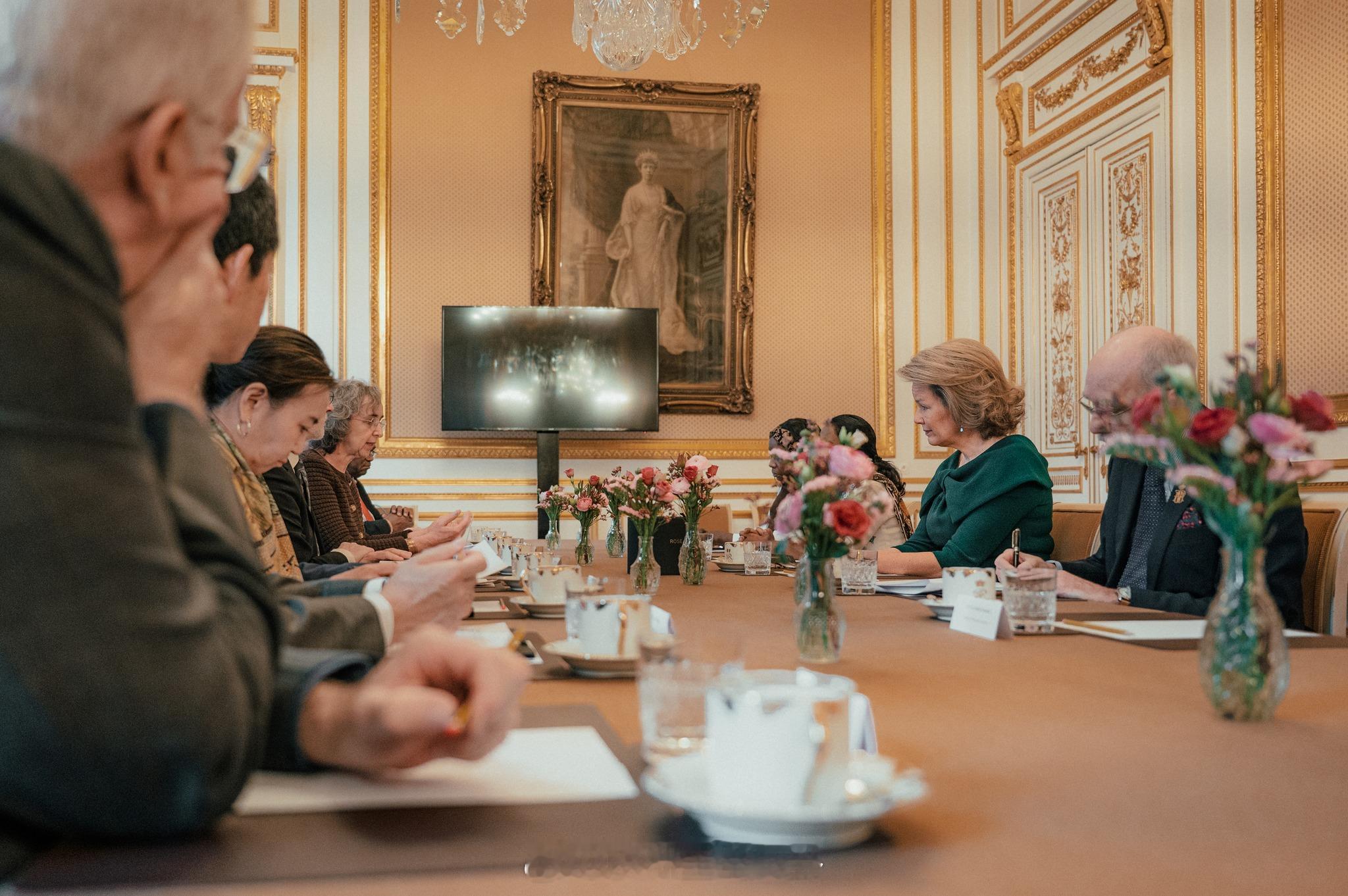 1.30 比利时王后玛蒂尔德在王宫接待客人，裙子来自natan。他们新换的滤镜真