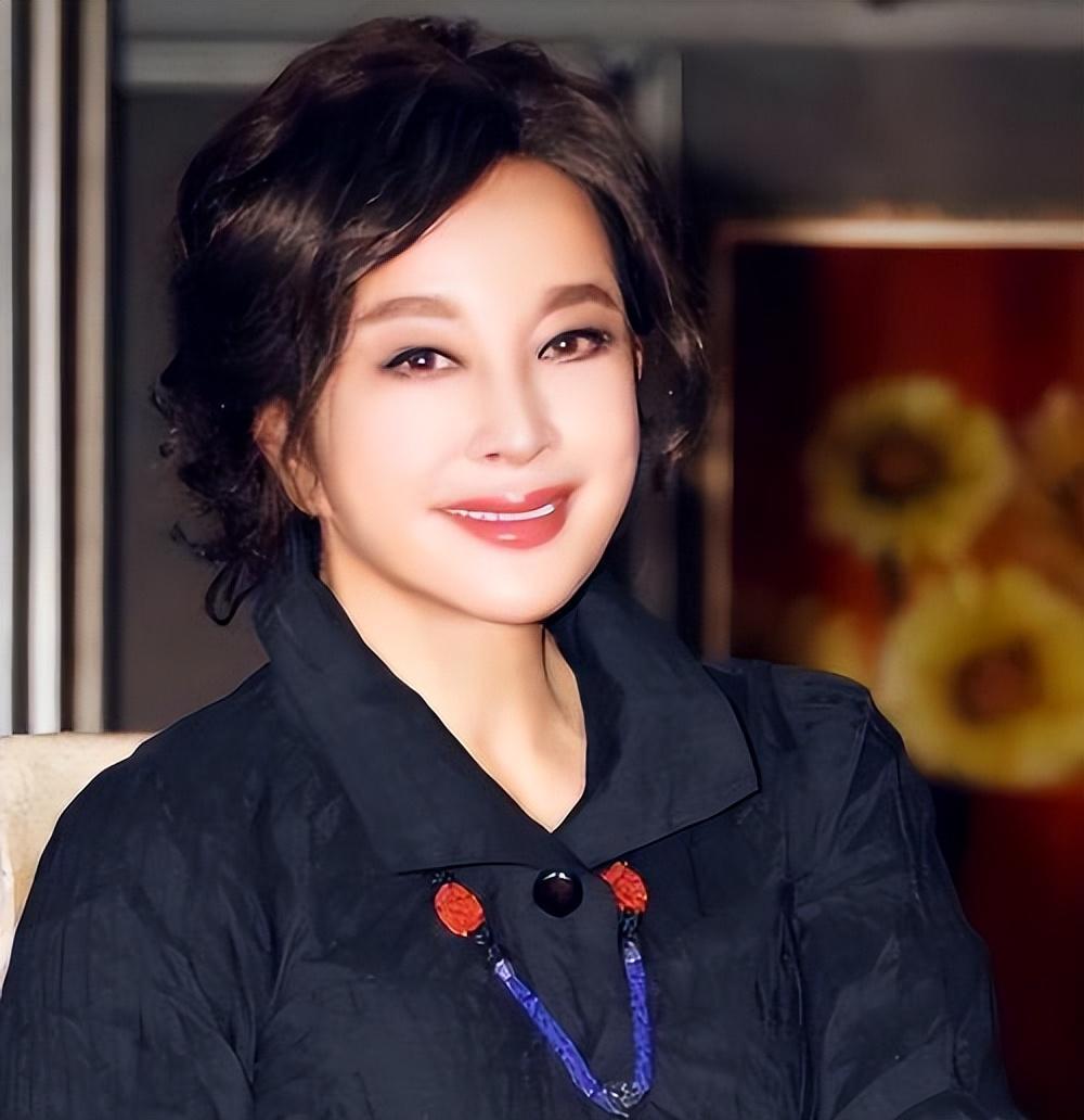 刘晓庆离婚后，记者当众问她，都 74 岁了为啥还折腾？殊不知她不但没觉得尴尬，反
