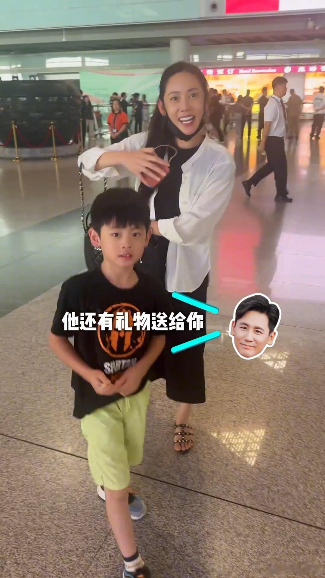 于晓光带儿子机场接秋瓷炫秋瓷炫儿子中文好流利 儿子好可爱 ​​​