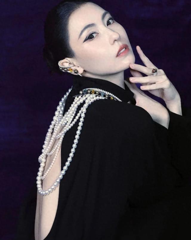 知名女星张柏芝出席珠宝鉴赏活动，佩戴高级珠宝展现电影质感大片。黑色礼裙衬托其冷艳