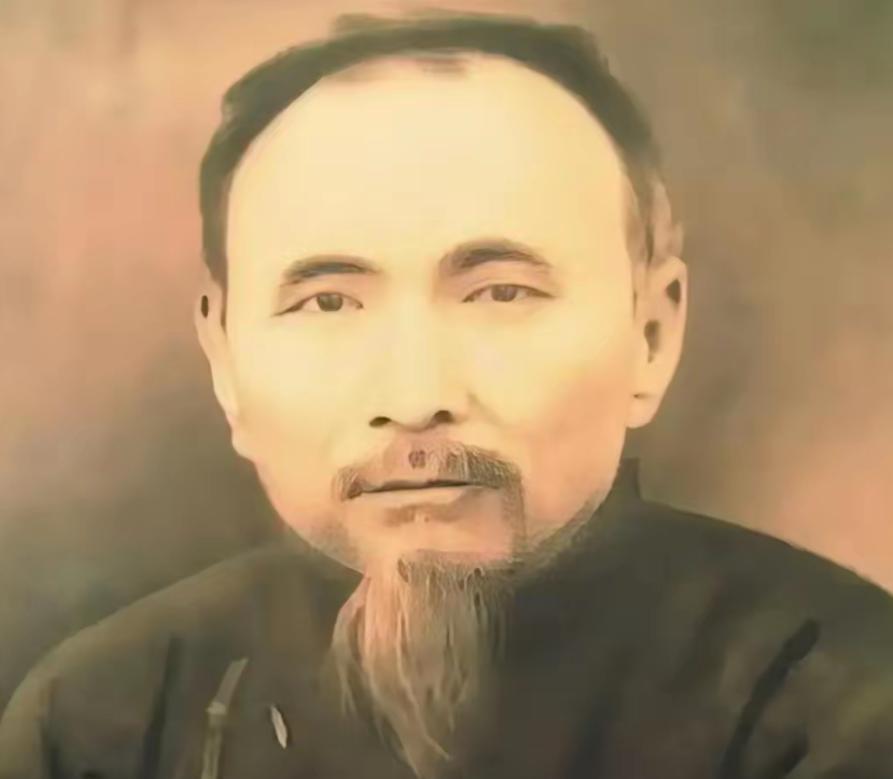 1935年，66岁的杜心五被日军抓捕。然而，他仅用两根鸡骨就撬开了手铐和牢门并成