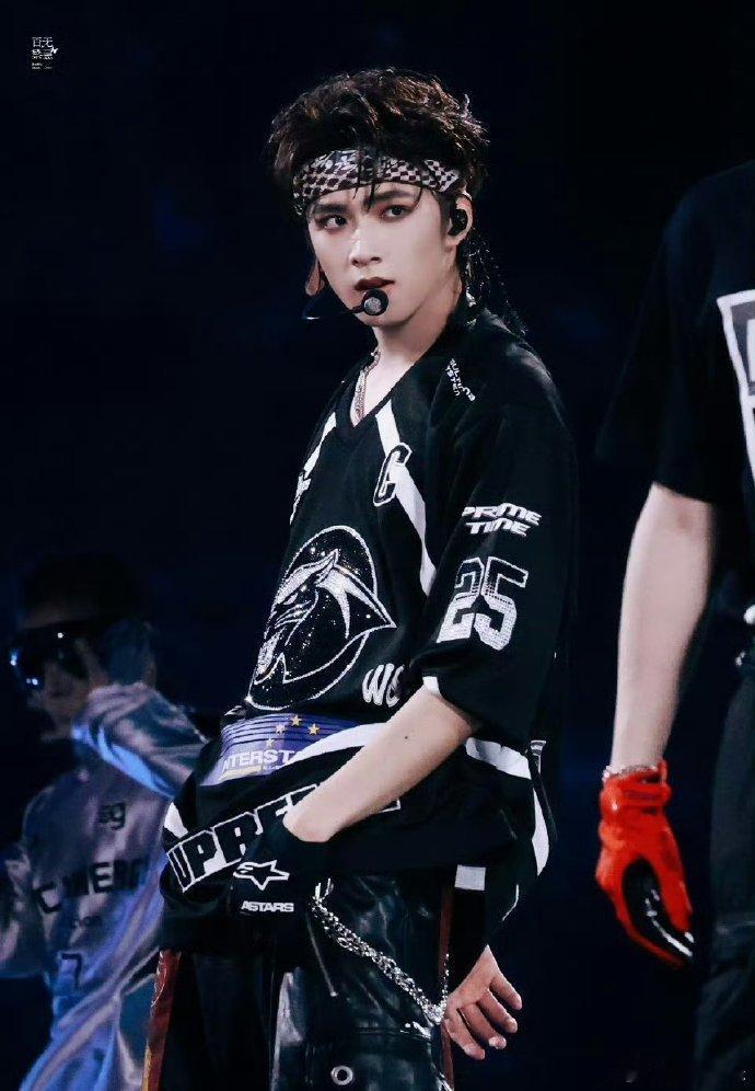 刘耀文45度站姿进化史刘耀文从小就爱45度站姿 刘耀文的站姿真的一直保持45度诶