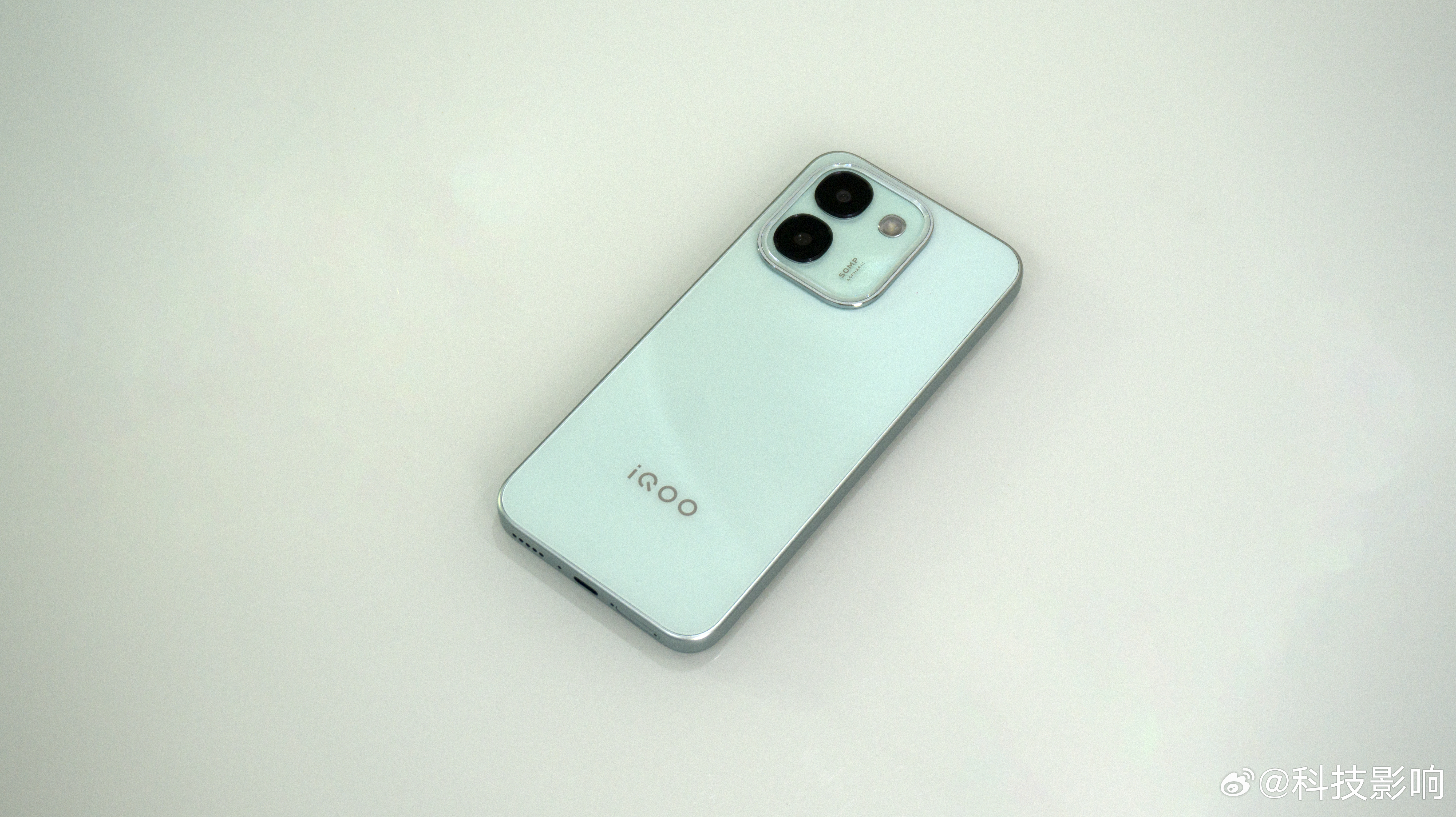 空闲的时候我会玩会儿游戏，不算重度玩家，比较在意运行流畅度、长时间使用的眼部感受