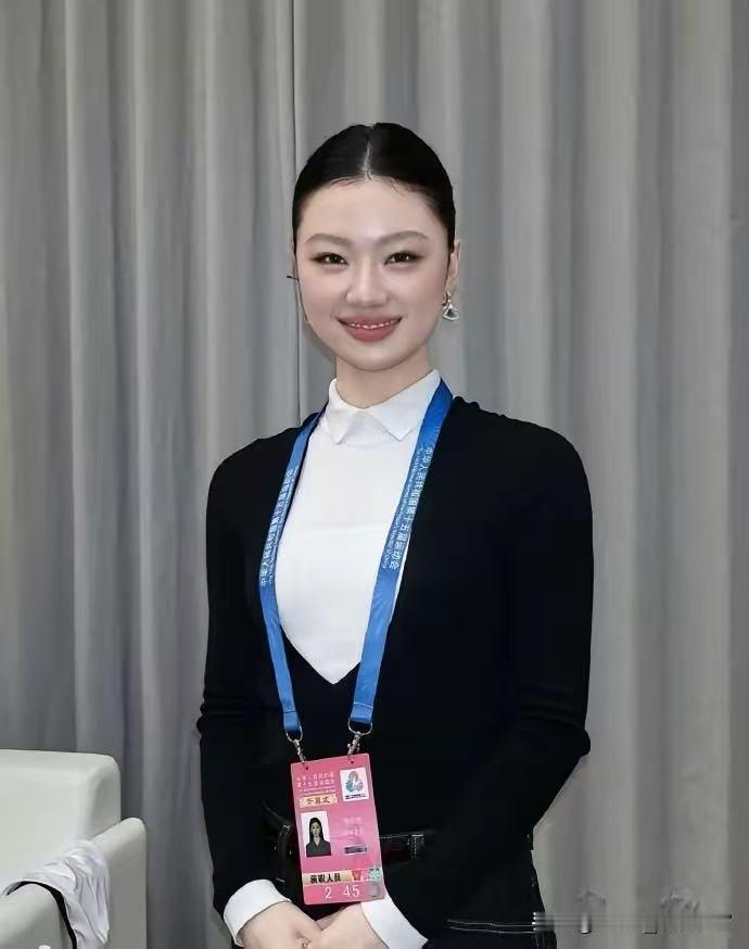 23岁的单依纯，上全运会开唱了！

这次还和周深一起压轴唱《天海一心》，

一开