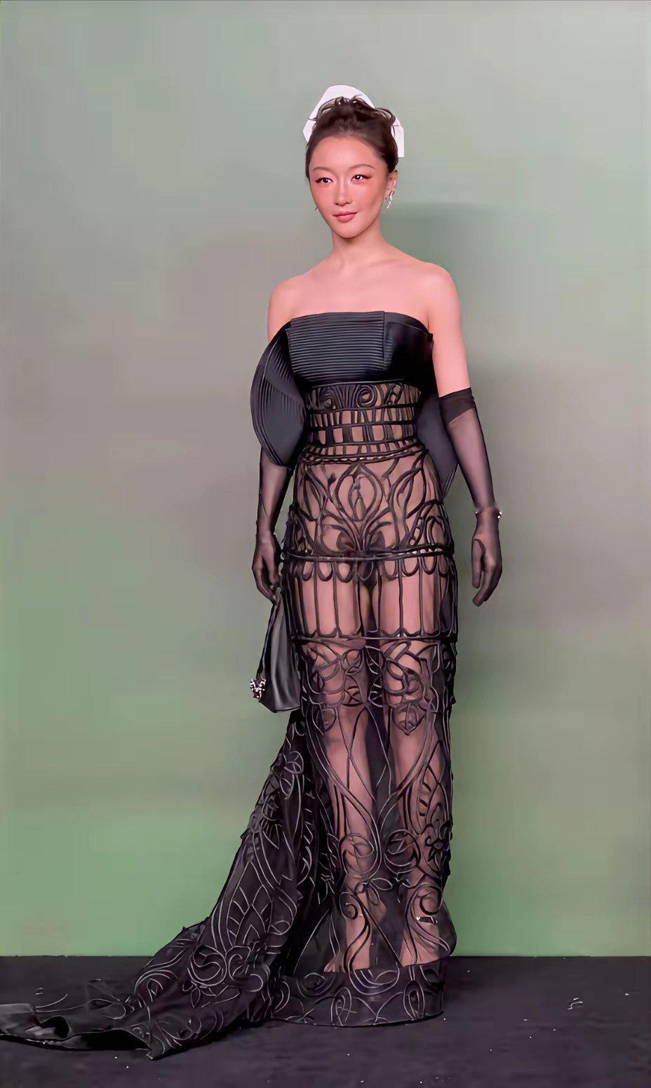 真高级，农村铁大门都被她焊身上了周冬雨真是豁出去了，戛纳红毯这身高露肤度礼服，一